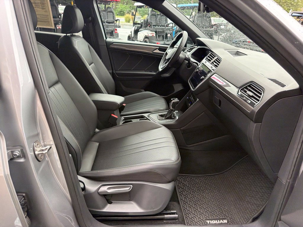 Used 2023 Volkswagen Tiguan SE R-Line FWD image 15