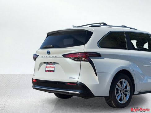 Used 2025 Toyota Sienna Limited image 10