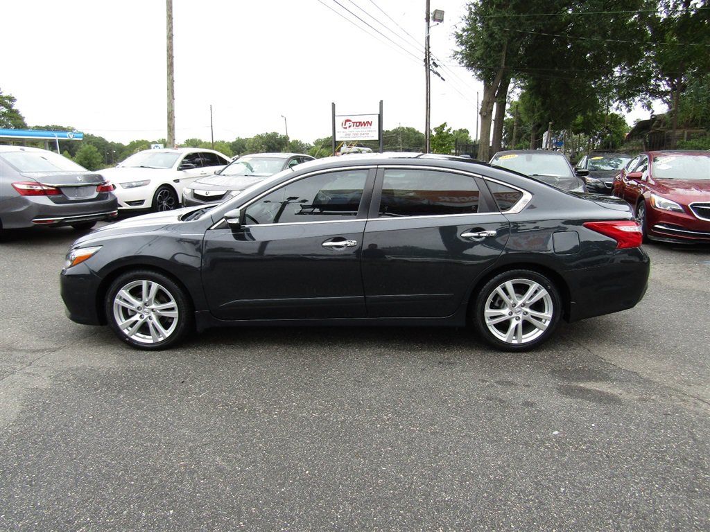 Used 2017 Nissan Altima 3.5 SL w/ 3.5SL Technology Package FWD image 4