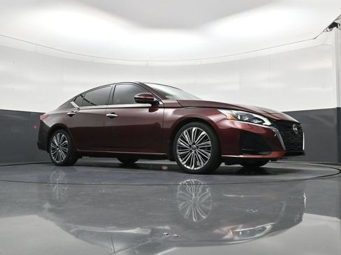 Used 2024 Nissan Altima 2.5 SL FWD image 19