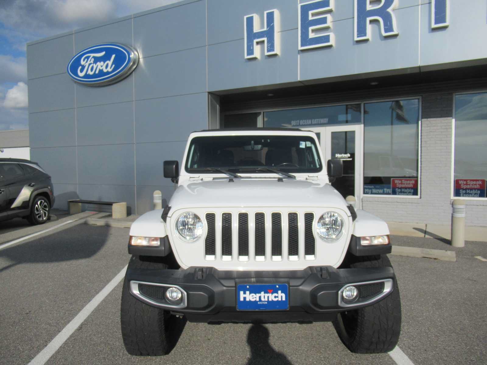 Used 2022 Jeep Wrangler Unlimited Sahara w/ Cold Weather Group AWD/4WD image 2