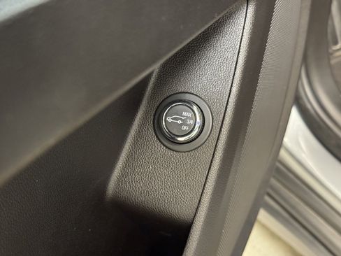 Used 2019 Chevrolet Traverse LT image 11