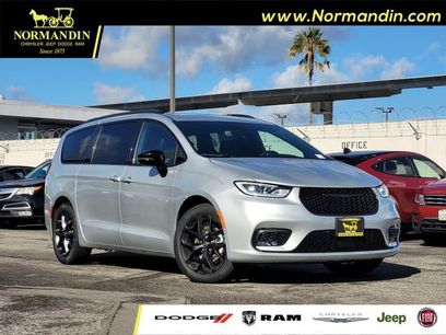 New 2026 Chrysler Pacifica Select w/ S Appearance Package