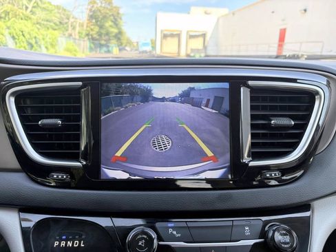 Used 2017 Chrysler Pacifica Touring-L Plus FWD image 17