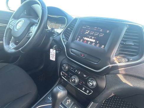 Used 2019 Jeep Cherokee Latitude w/ Cold Weather Group AWD/4WD image 32