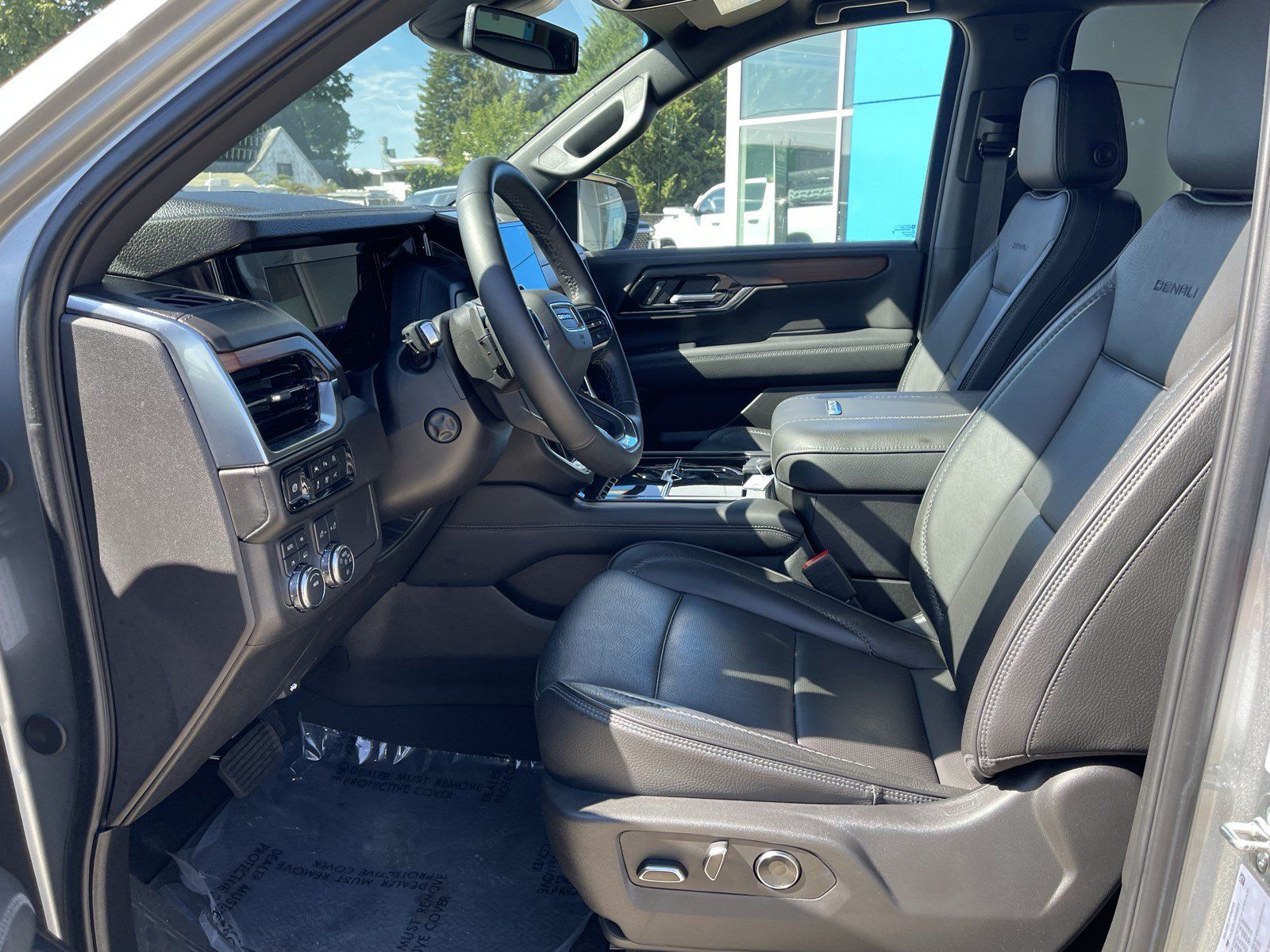 Used 2025 GMC Yukon XL Denali AWD/4WD image 11