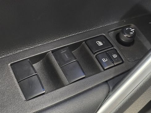 Used 2022 Toyota Corolla Cross XLE image 25