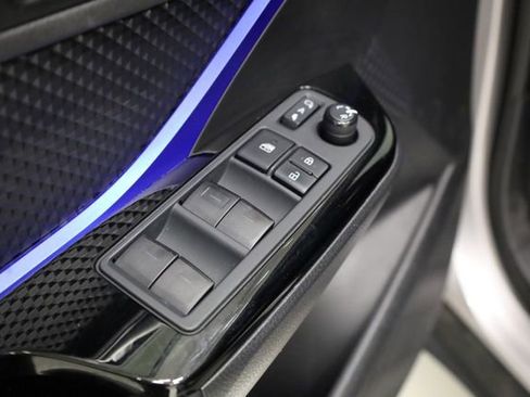 Used 2020 Toyota C-HR XLE FWD image 18