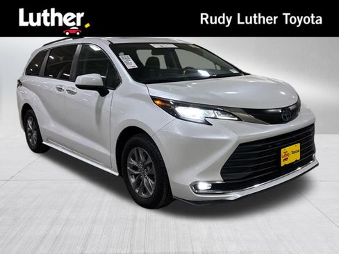 Used 2022 Toyota Sienna XLE AWD/4WD image 1
