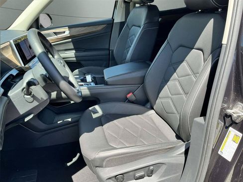 Used 2025 Volkswagen Atlas SE FWD image 16