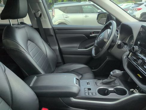 Used 2023 Toyota Highlander XLE FWD image 2