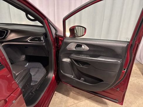 Used 2019 Chrysler Pacifica Touring-L Plus w/ Advanced Safetytec Group FWD image 37