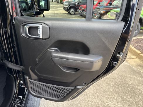 Used 2025 Jeep Wrangler Sport S image 17