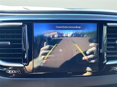 Used 2020 Chrysler Pacifica Touring-L image 25
