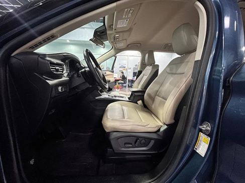 Used 2020 Ford Explorer XLT w/ Equipment Group 202A RWD image 11
