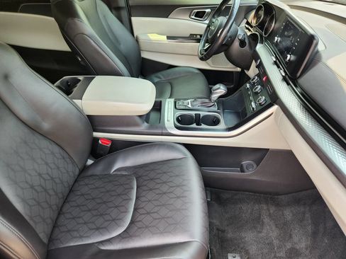 Used 2024 Kia Carnival LX FWD image 11