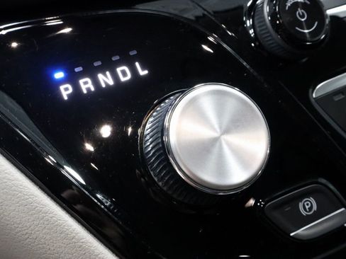 Used 2023 Chrysler Pacifica Touring-L image 32