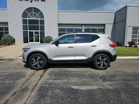 Used 2024 Volvo XC40 B5 Core AWD/4WD image 4
