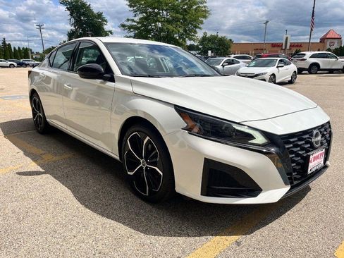 Used 2023 Nissan Altima 2.5 SR FWD image 3