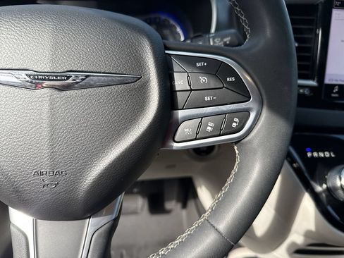 Used 2022 Chrysler Pacifica Touring-L FWD image 17