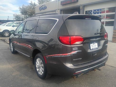Used 2017 Chrysler Pacifica Touring-L FWD image 8
