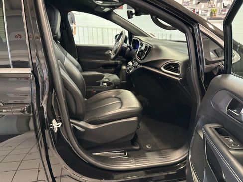 Used 2026 Chrysler Pacifica Select FWD image 30