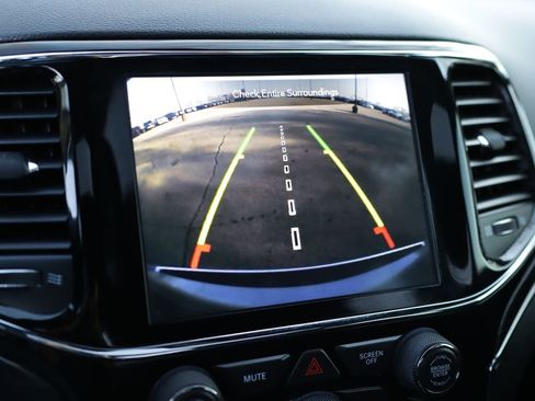 Used 2020 Jeep Grand Cherokee Limited image 17