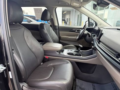 Used 2025 Kia Carnival FWD image 26