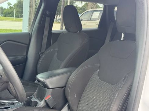 Used 2019 Jeep Cherokee Latitude w/ Popular Appearance Group FWD image 15