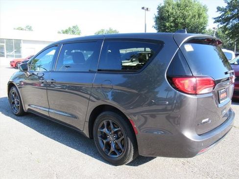 Used 2018 Chrysler Pacifica Touring Plus w/ S Appearance Package FWD image 4