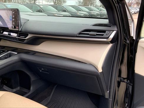 Used 2021 Toyota Sienna Limited image 19