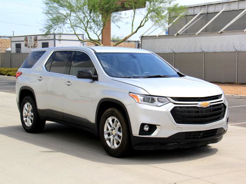 Used 2021 Chevrolet Traverse LS image 3