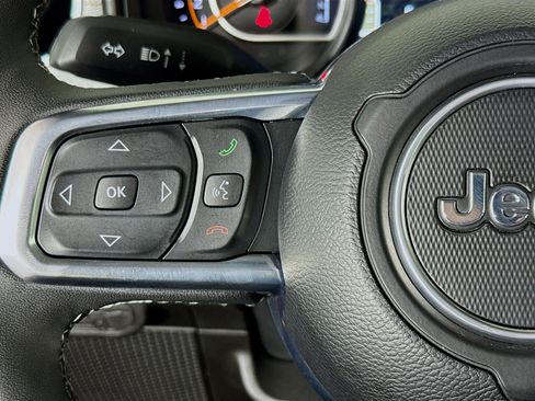 Used 2025 Jeep Wrangler Sahara image 13