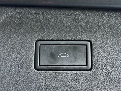 Used 2025 Volkswagen Atlas SE image 30