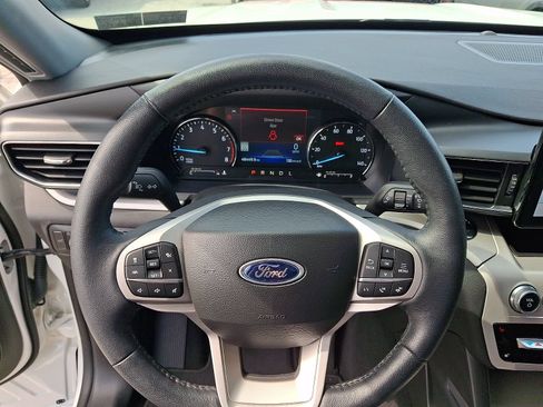 Used 2023 Ford Explorer XLT w/ Equipment Group 202A AWD/4WD image 19