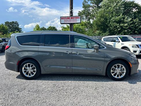 Used 2021 Chrysler Pacifica Touring-L w/ Premium & Safety Sphere Group FWD image 3