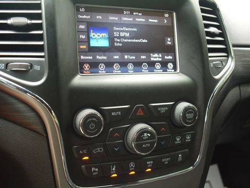 Used 2020 Jeep Grand Cherokee Laredo AWD/4WD image 15