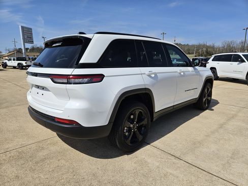 Used 2025 Jeep Grand Cherokee Altitude AWD/4WD image 6
