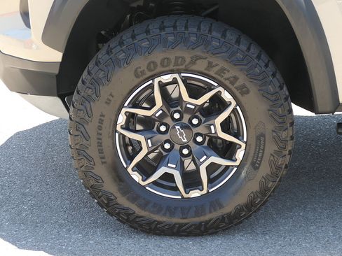 Used 2024 Chevrolet Colorado ZR2 w/ Technology Package AWD/4WD image 11