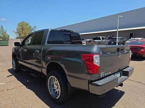 Used 2021 Nissan Titan SV w/ SV Convenience Package RWD image 4