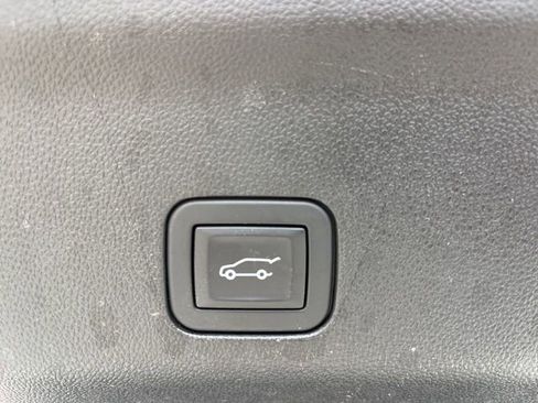 Used 2025 Chevrolet Suburban Z71 AWD/4WD image 8