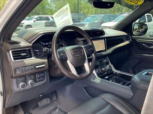 Used 2021 GMC Yukon Denali w/ Denali Premium Package RWD image 14