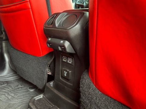 Used 2018 Jeep Wrangler Unlimited Sahara AWD/4WD image 39