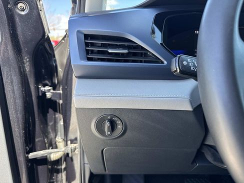 Used 2024 Volkswagen Taos SE image 32