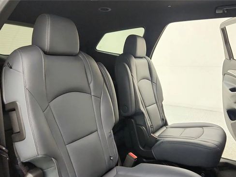 Used 2023 Buick Enclave Essence image 36