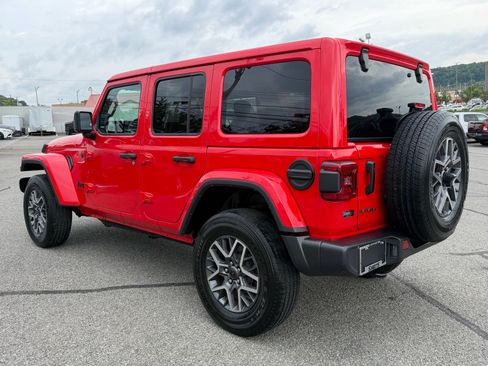 Used 2025 Jeep Wrangler Unlimited Sahara AWD/4WD image 4