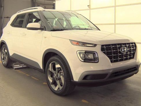 Used 2024 Hyundai Venue SEL image 3