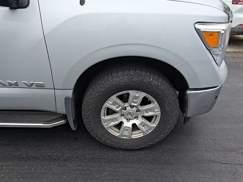 Used 2018 Nissan Titan SV w/ SV Convenience Package image 10