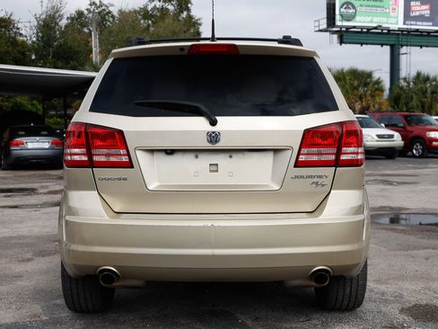 Used 2010 Dodge Journey R/T w/ Navigation & Sound Group I image 7