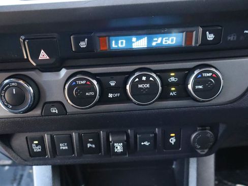 Used 2021 Toyota Tacoma TRD Off-Road w/ TRD Premium Off Road Package AWD/4WD image 11